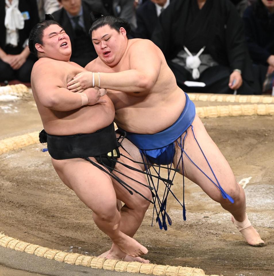 　大の里（右）は寄り倒しで伯桜鵬を破る