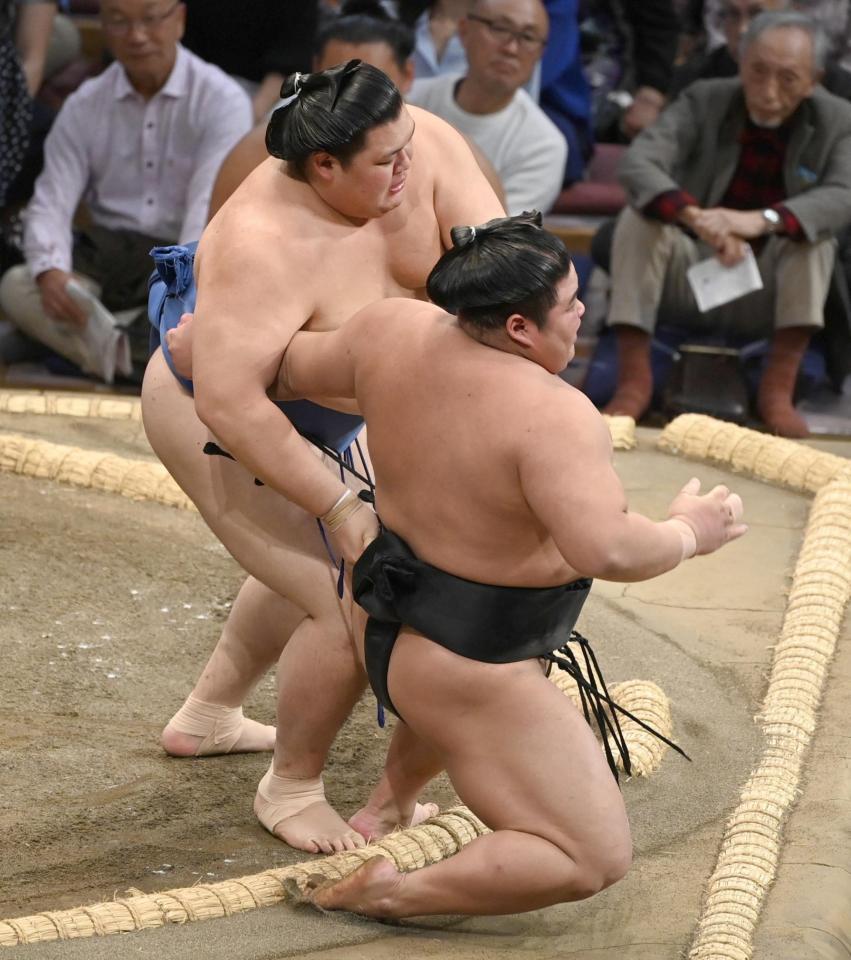 　大の里（左）が寄り倒しで伯桜鵬を下す
