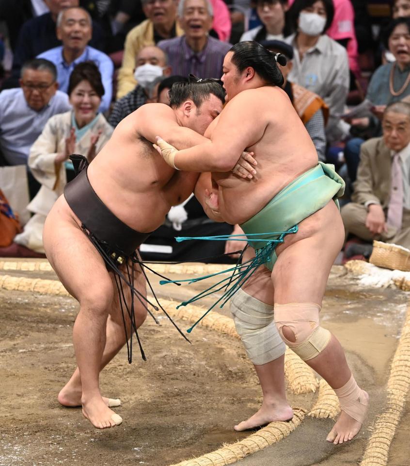 　霧島（左）は寄り切りで琴桜を破る