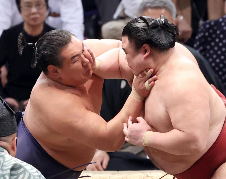 　隆の勝（右）を攻める豊昇龍。押し出しで下す