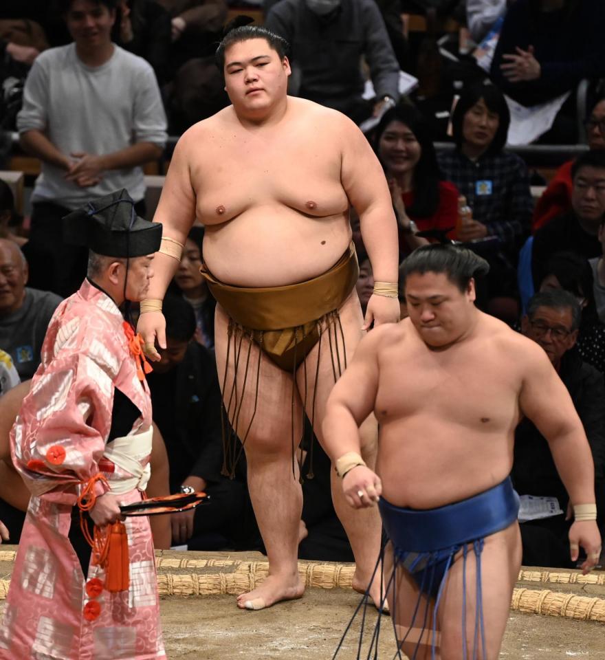 　王鵬（左）が小手投げで若隆景を破る