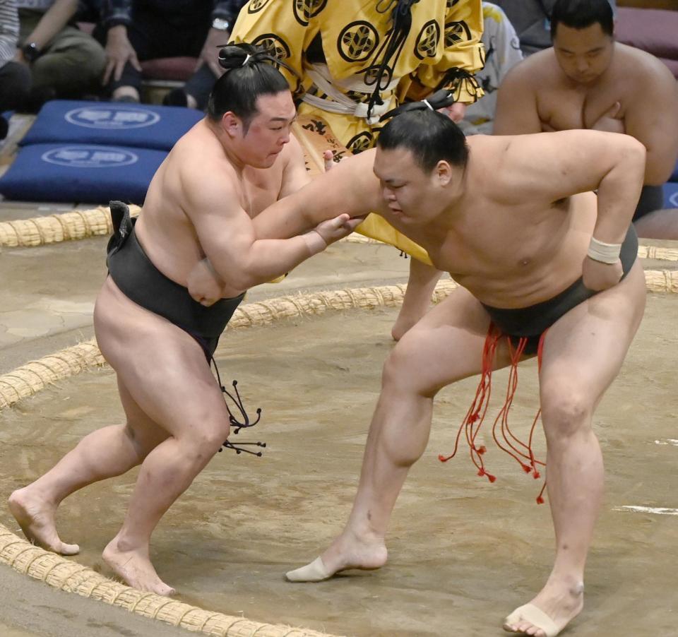 　炎鵬（左）が果敢に攻め、押し出しで豪刃雄を破る