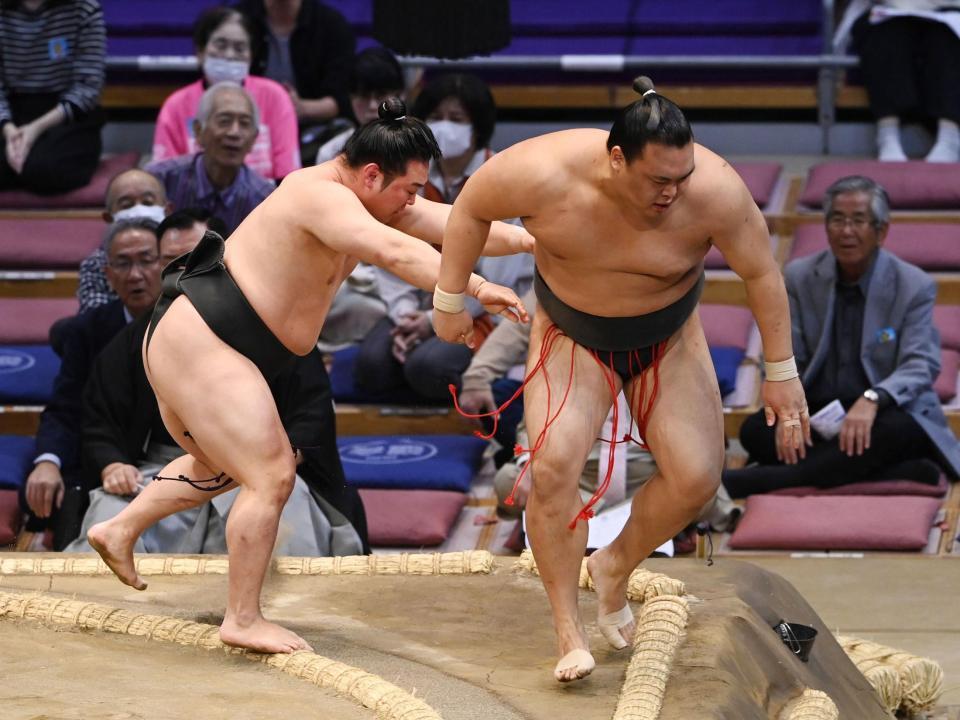 　炎鵬（左）は押し出しで豪刃雄を破る