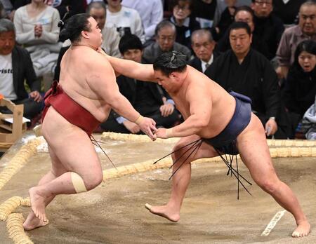 　豊昇龍（右）が押し出しで隆の勝を下す