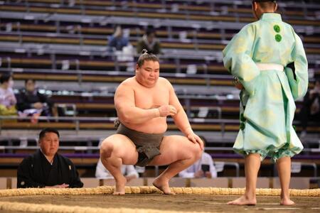 　前相撲で勝ち名乗りを受ける旭富士