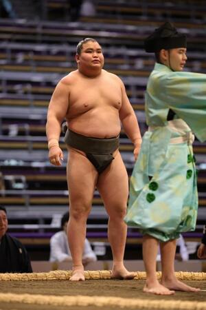 　土俵に上がる旭富士