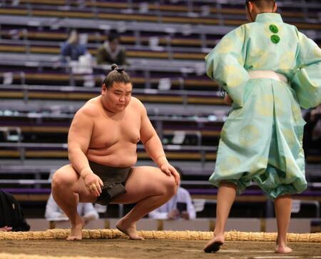 　行司から勝ち名乗りを受ける旭富士（撮影・坂部計介）