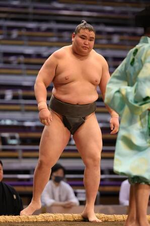 　土俵に上がる旭富士（撮影・坂部計介）