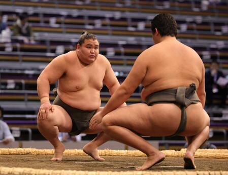 　土俵上で天昇山（右）と見合う旭富士（撮影・坂部計介）