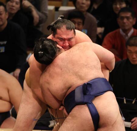 大相撲　竜電の額から流血→顔面血だらけで豪ノ山を下す　がっちりと捕まえ寄り切り　充実の表情で花道へ