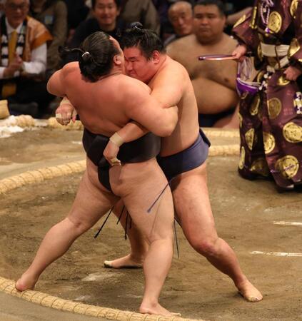 　寄り切りで霧島を下した豊昇龍（撮影・坂部計介）