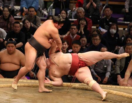 　突き落としで隆の勝を破った若元春（撮影・坂部計介）