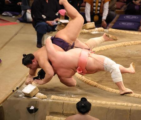 　宇良を寄り倒しで破った義ノ富士（撮影・坂部計介）