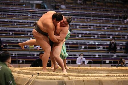 　前相撲で天昇山と対戦した旭富士（右）
