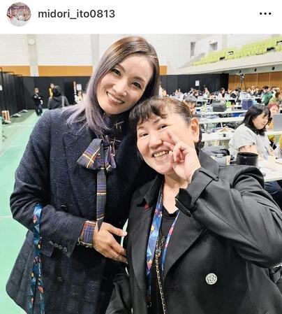 　荒川静香さんと。伊藤みどりさんのインスタグラム＠ｍｉｄｏｒｉ＿ｉｔｏ０８１３（１１月８日付）より