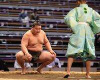 　行司から勝ち名乗りを受ける旭富士（撮影・坂部計介）
