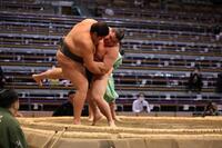 　前相撲で天昇山と対戦した旭富士（右）
