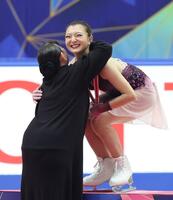 　伊藤みどりさん（左）から金メダルを受け取り、満面の笑みを見せる坂本花織＝８日