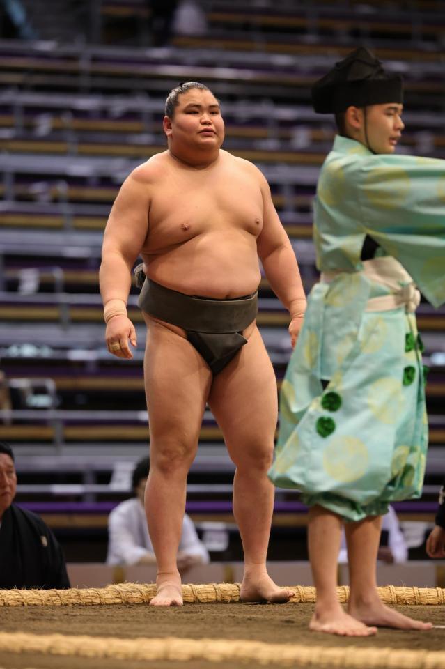 　土俵に上がる旭富士