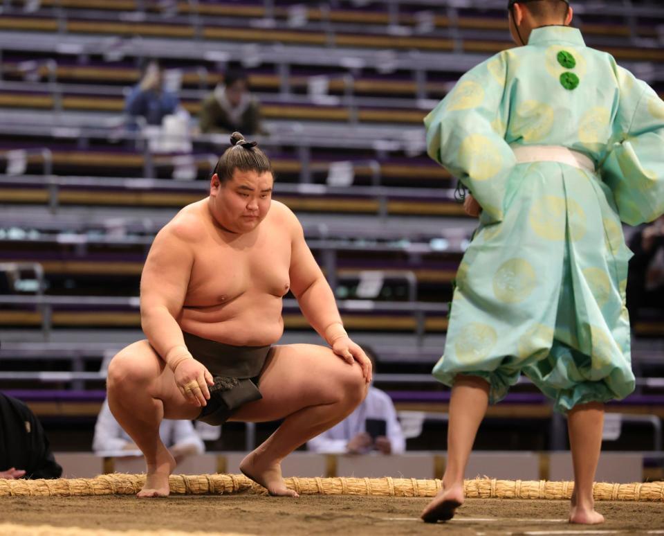 　行司から勝ち名乗りを受ける旭富士（撮影・坂部計介）