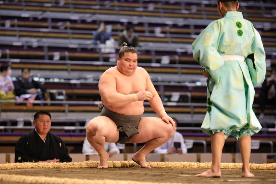 　前相撲で勝ち名乗りを受ける旭富士