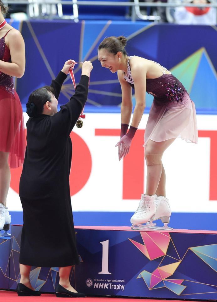 　伊藤みどりさんから金メダルを受け取る坂本花織＝８日