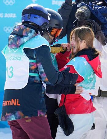 　３回目を終え、各国選手に声を掛けられる岩渕麗楽（右）（共同）　