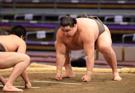 　関（左）と見合う旭富士（撮影・坂部計介）