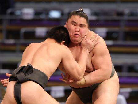 　関（左）と激しくぶつかる旭富士（撮影・坂部計介）