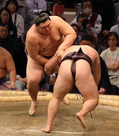 　はたき込みで霧島を下した大の里（撮影・坂部計介）