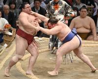 　安青錦（右）が押し出しで隆の勝を下す