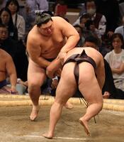 　はたき込みで霧島を下した大の里（撮影・坂部計介）