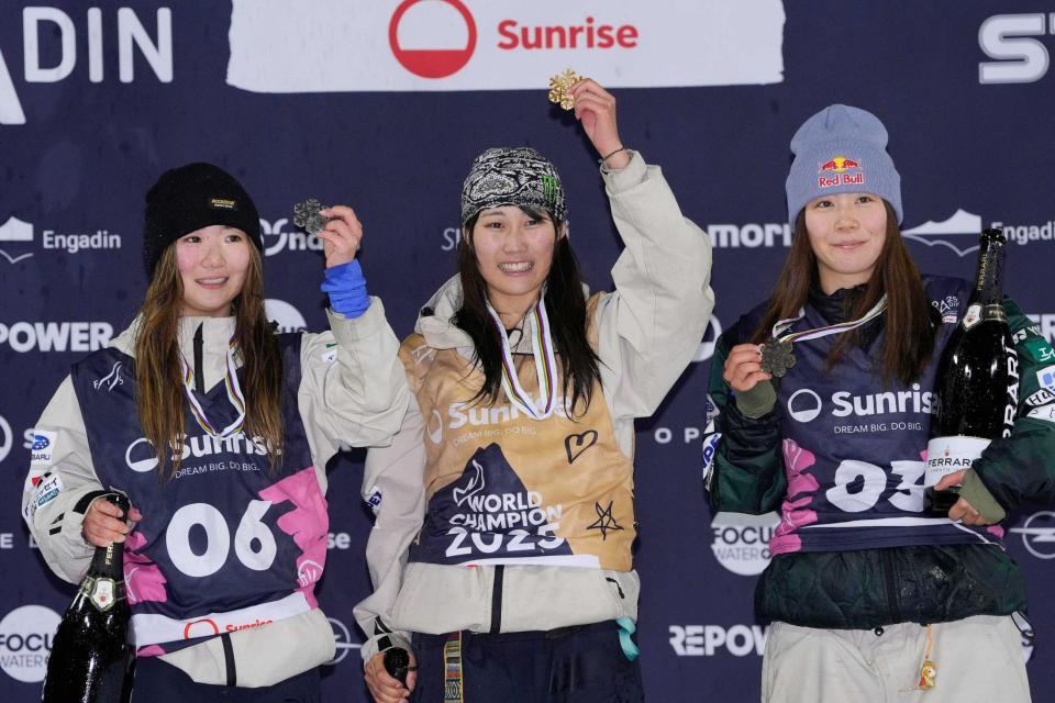 　世界選手権の女子ビッグエアで優勝し、笑顔の村瀬心椛（中央）、２位の岩渕麗楽（左）、３位の深田茉莉。日本勢が表彰台を独占した＝３月（共同）