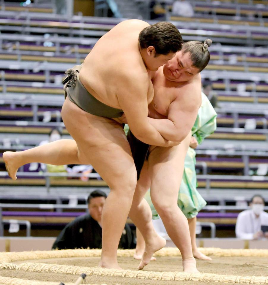 　前相撲で天昇山（左）を破った旭富士（撮影・坂部計介）