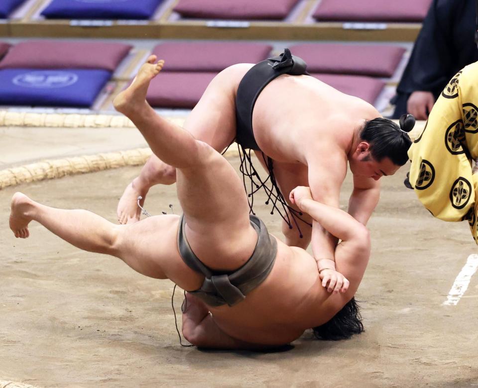 　炎鵬は切り返しで碇潟を破る