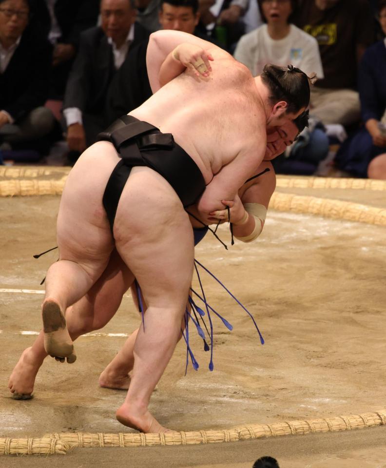 　獅司を寄り切る藤ノ川（撮影・坂部計介）