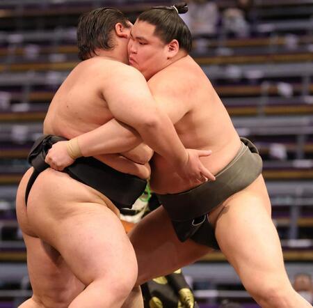 　竹田（左）を寄り切って３連勝の旭富士（撮影・坂部計介）