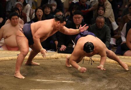　はたき込みで平戸海を下した豊昇龍（撮影・坂部計介）