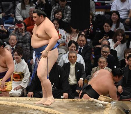 　大の里（左）が寄り倒しで若元春を下す