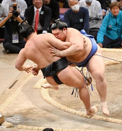 　大の里（右）は寄り倒しで若元春を下す