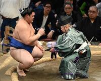 　寄り倒しで若元春を下し、懸賞を受け取る大の里