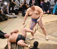 　大の里（右）は寄り倒しで若元春を下す