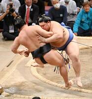 　大の里（右）は寄り倒しで若元春を下す