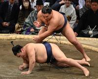 　豊昇龍（上）がはたき込みで平戸海を下す