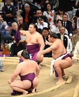 　豊昇龍（右）の土俵入りで太刀持ちを務めた霧島（左奥）。手前は露払いの宇良