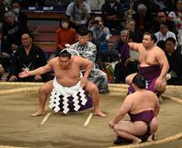 　豊昇龍（左）の土俵入りで太刀持ちを務めた霧島（右奥）。手前は露払いの宇良