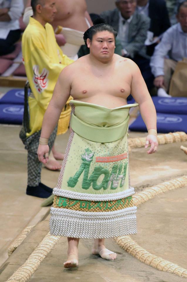 　プロレスリング・ノアの化粧まわしで土俵入りを行う西ノ龍（撮影・坂部計介）