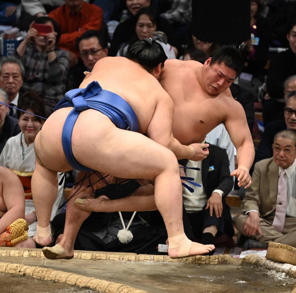 　大の里（左）が寄り倒しで若元春を下す