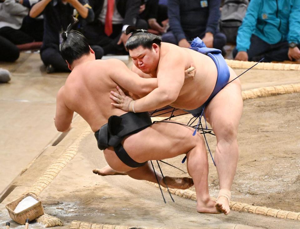 　大の里（右）は寄り倒しで若元春を下す