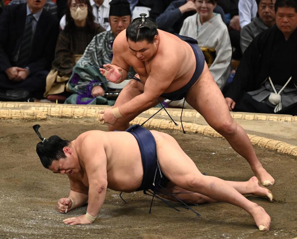 　豊昇龍（上）がはたき込みで平戸海を下す